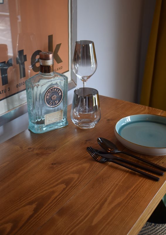 Industrial mid-century modern Scandi breakfast bar with sleek hairpin legs, perfect for a stylish and minimalist kitchen or dining area