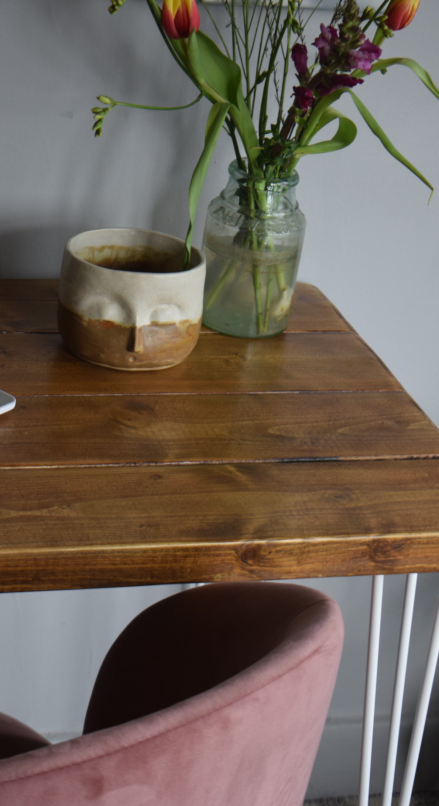 Industrial Reclaimed Pine Desk with White Steel Hairpin Legs – Mid-Century Modern, Eco-Friendly Workspace Design