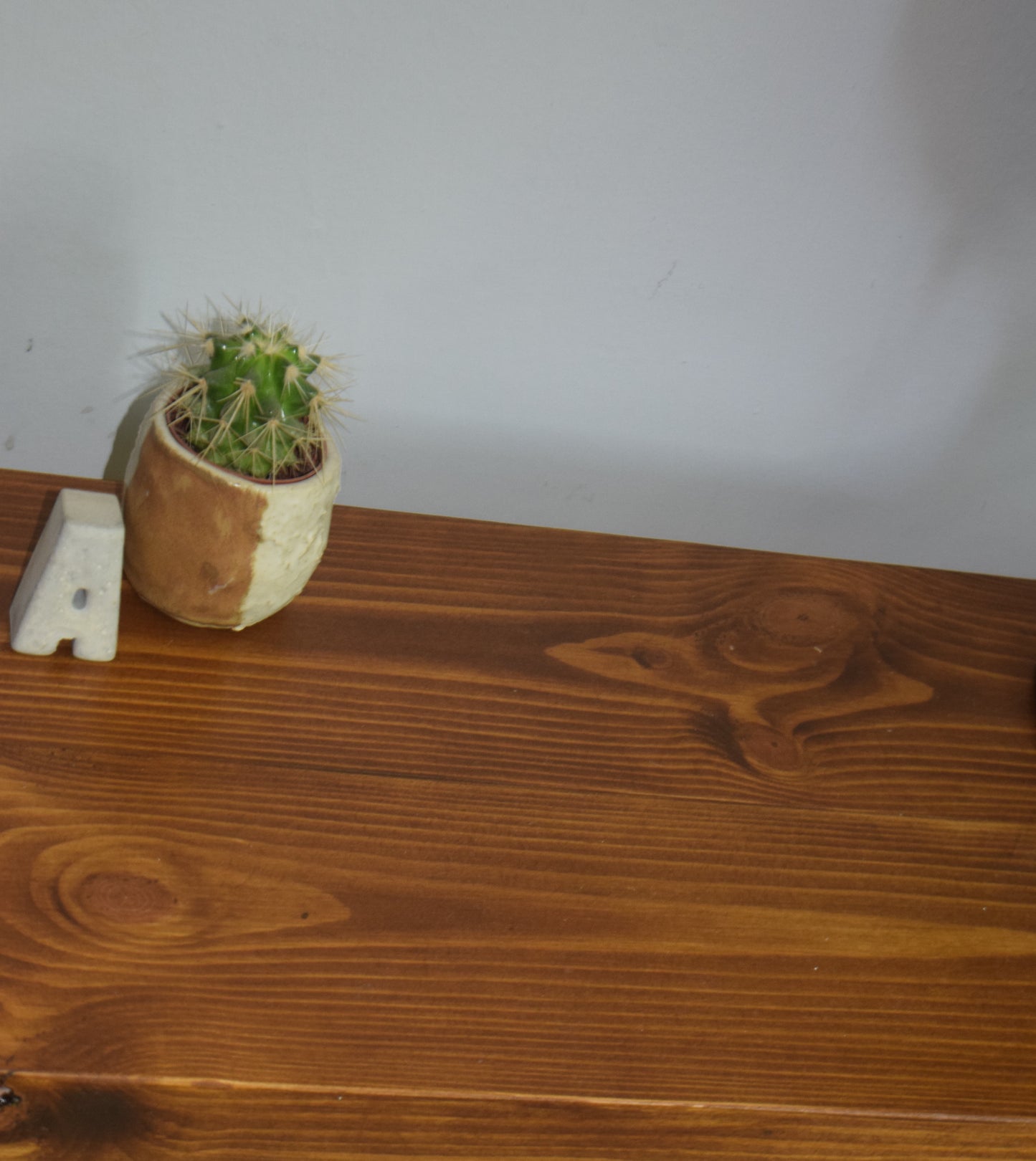 Industrial Redwood Pine Console Table with Brass Steel Hairpin Legs – Elegant Mid-Century Modern Rustic Design with Scandi Influence

