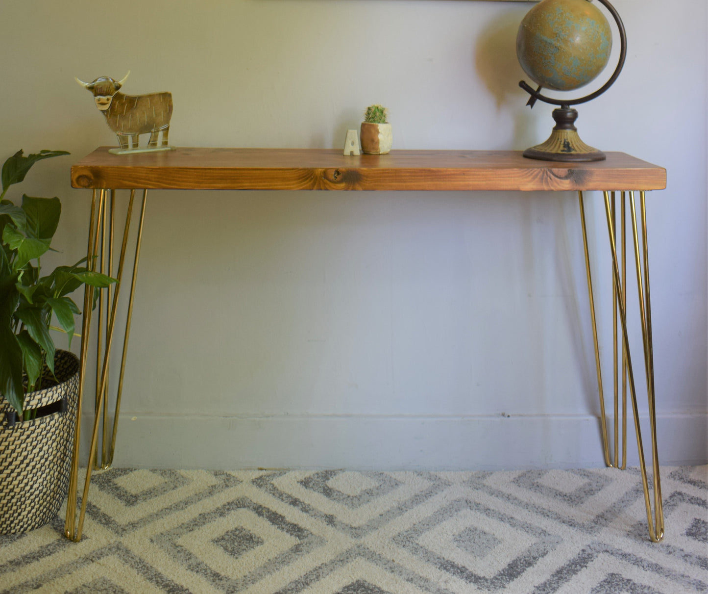 Industrial Redwood Pine Console Table with Brass Steel Hairpin Legs – Elegant Mid-Century Modern Rustic Design with Scandi Influence

