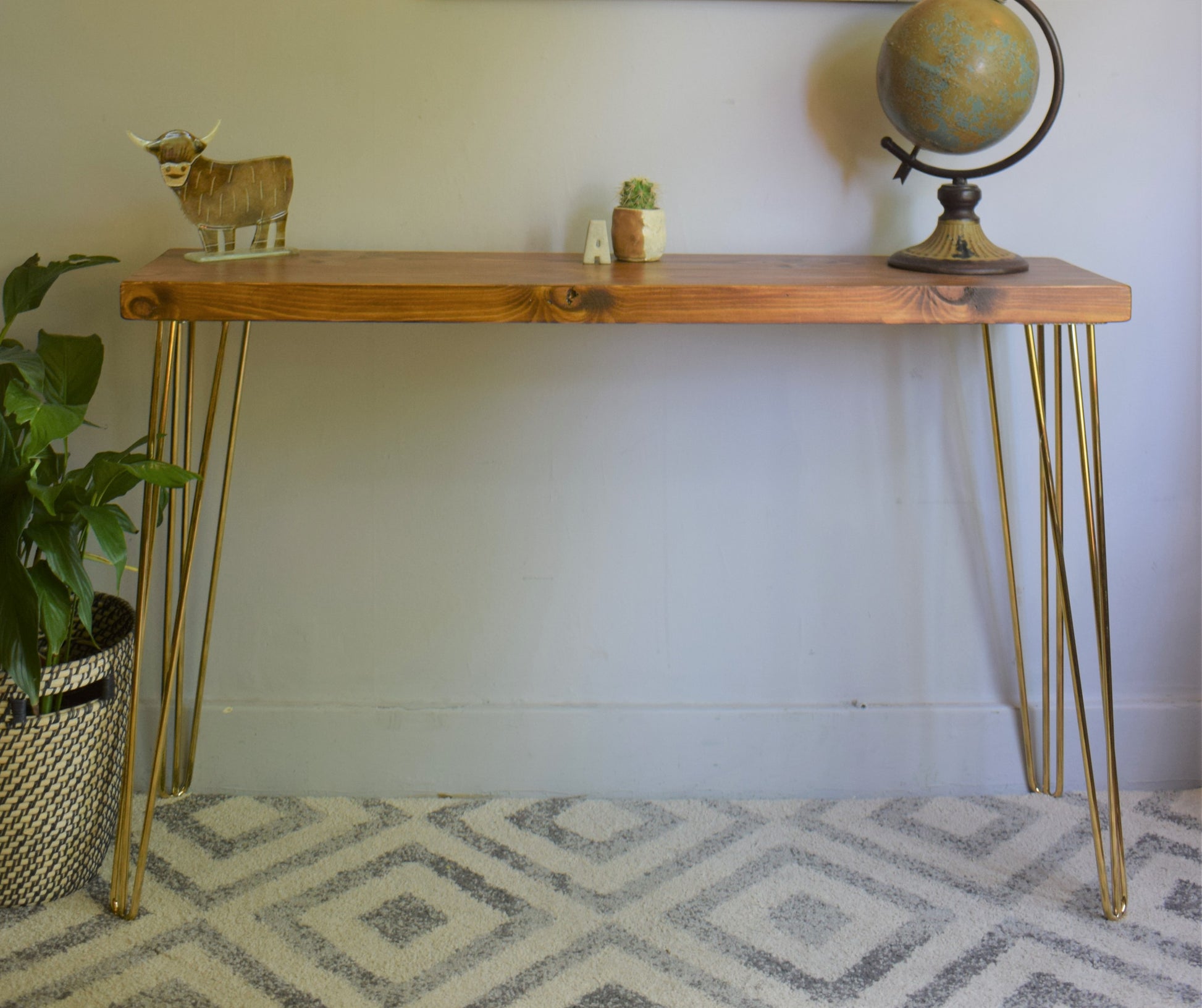 Industrial Redwood Pine Console Table with Brass Steel Hairpin Legs – Elegant Mid-Century Modern Rustic Design with Scandi Influence

