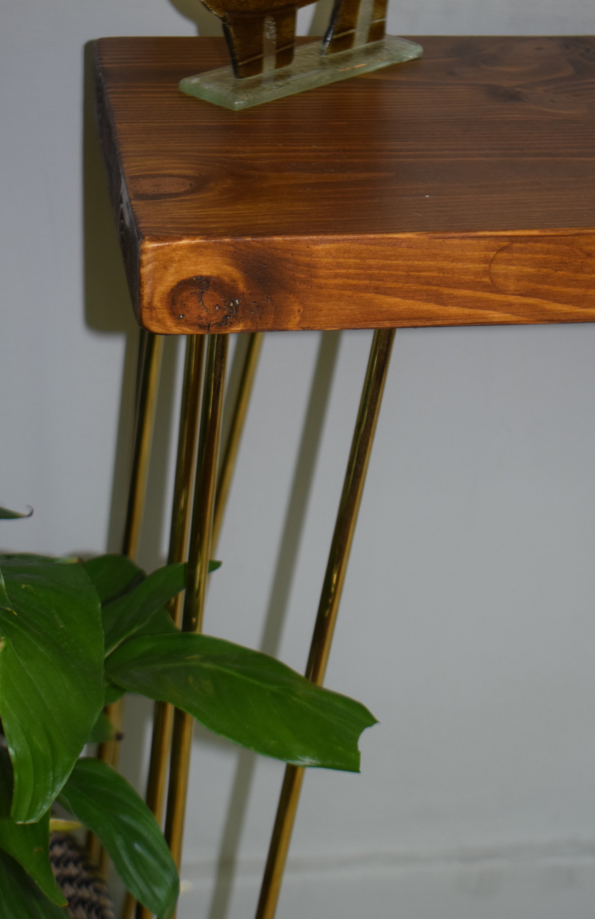 Industrial Redwood Pine Console Table with Brass Steel Hairpin Legs – Elegant Mid-Century Modern Rustic Design with Scandi Influence

